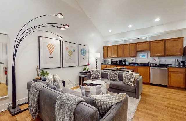 Hip, Cozy Garden & Lakeview Home w/Kitchenette, Furnished Patio, Great Location