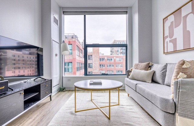 Hip West Loop Studio w/ Gym & Pool in heart of Greektown, by Blueground