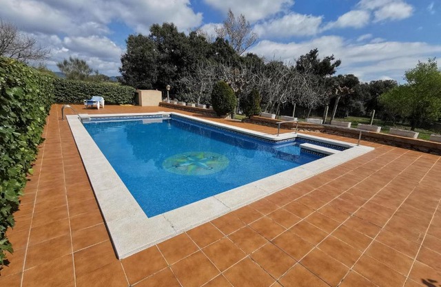 Histórica Masía con Piscina, Rodeada de Bosques y Campos, Ideal para Familias y Amigos - ES-209-36