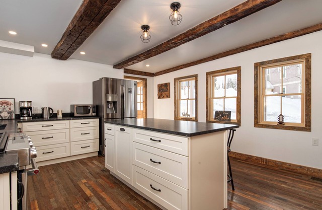 Historic 1843 4+ bedroom house in Belmont next to Okemo and VAST, Gigabit Wifi