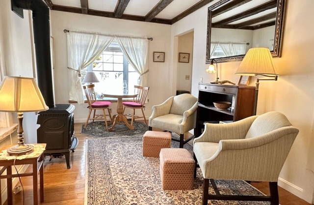 Historic 1850 Downtown Retreat [Driftwood Cottage]