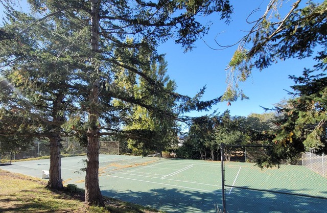 Historic (1860) Whidbey Island Home/Farm, Tennis Court, Mtn Biking, and Beach.