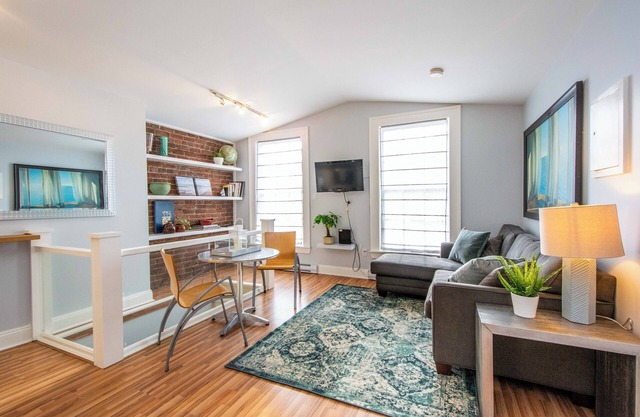 Historic 1BR DT in amazing location steps from waterfront in Old South District