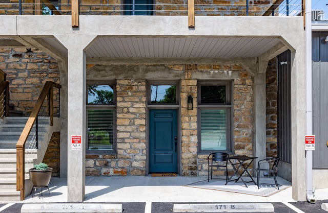 Historic 2-bedroom apartment with WiFi, AC in charming Batesville