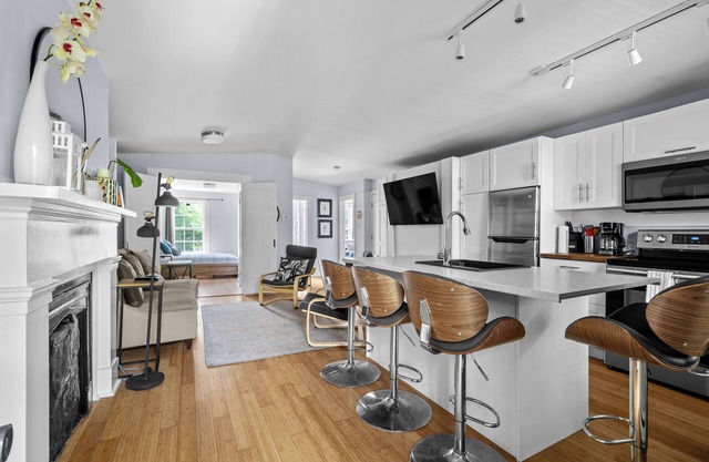 Historic 2 bedroom central down town location near waterfront - #3