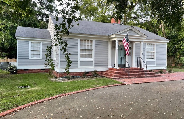 Historic 3-bedroom Cloverdale Home next to Playhouse