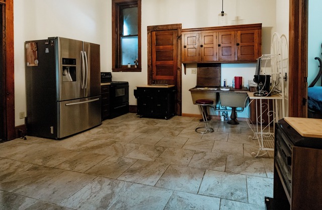 Historic 3-bedroom downtown apartment with WiFi, AC in peaceful Corry