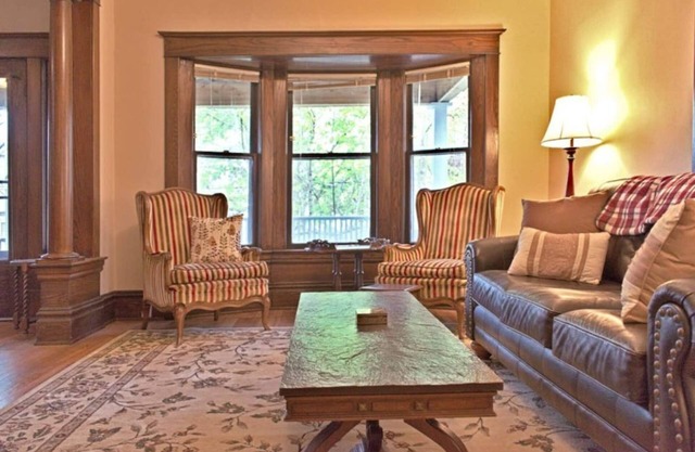 Historic 3 bedroom home 2 blocks from Medical Mile