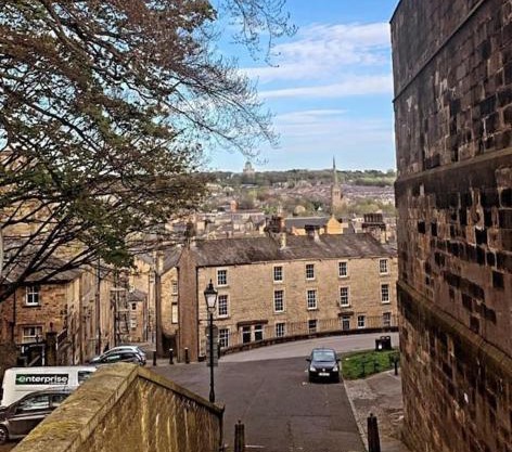 Historic 3 double bed whole house by castle