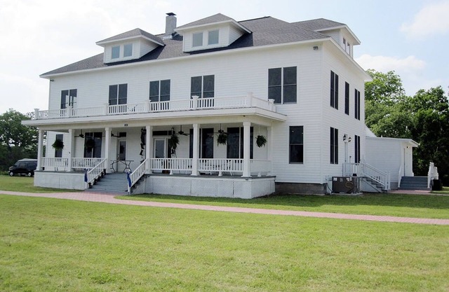 Historisches 3-stöckiges 12-Zimmer-Hotel auf historischer Ranch am Guadalupe River