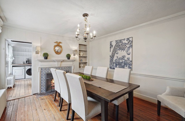 Historic 4-bedroom Brockett's Row house in Old Town Alexandria