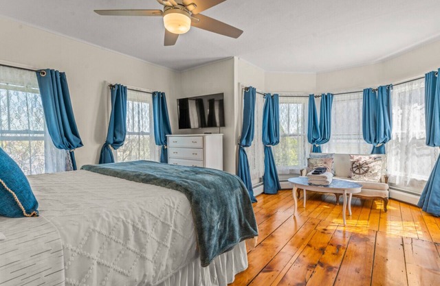 Charming 4BR Victorian | Mystic Downtown