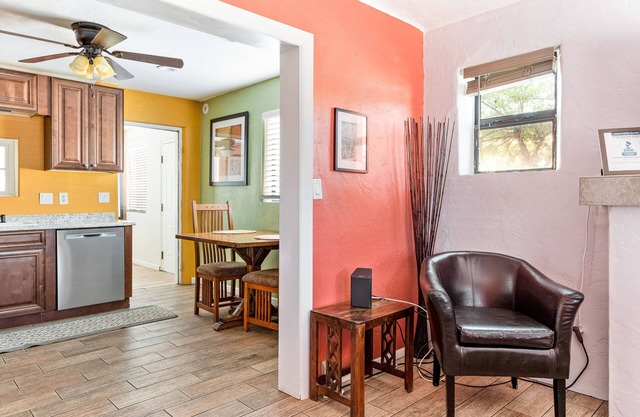 Das Midtown Adobe Home von 1940 wird wieder lebendig - !!!