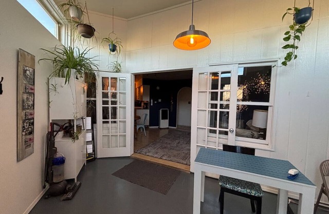 Historic Bakery Storefront-Private Yard & Laundry