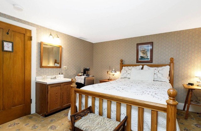 Historic Briarstone Inn Queen Bedroom