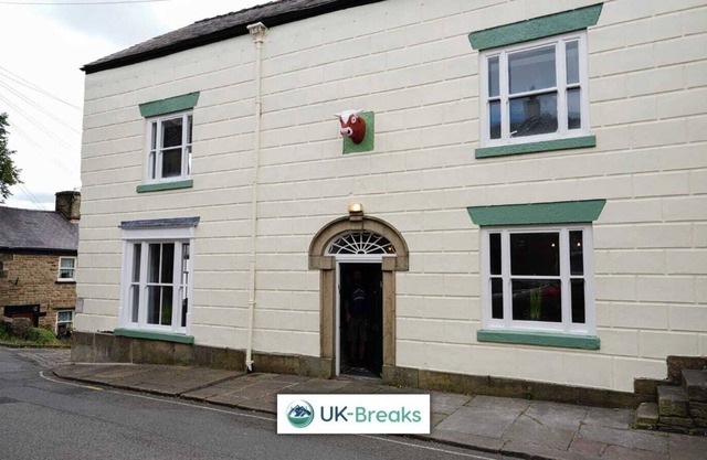 Historic Bulls Head. Grade II Listed. Pet Friendly. Sleeps 12