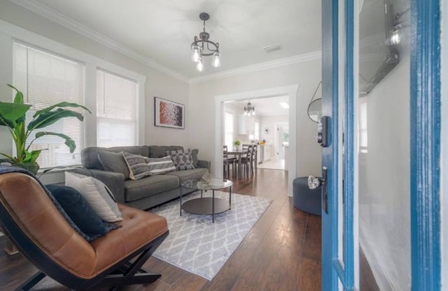 Historic Bungalow Close to Downtown and Attractions