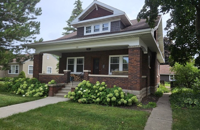 Historic Bungalow in downtown De Pere, sleeps 8