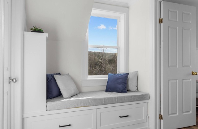 Historic 3BR W/ Modern Comforts In Holyrood