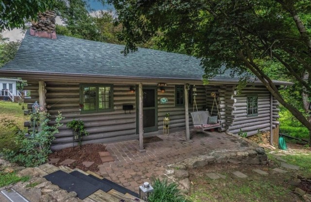 Unique and Historic Cabin in Wake Forest Downtown.