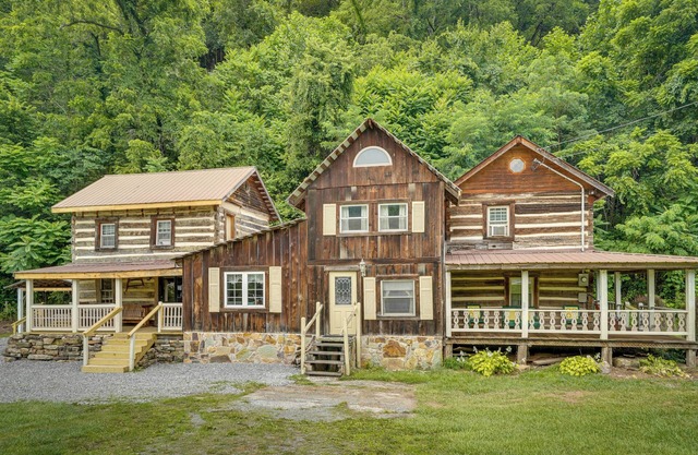 Historic Cabin Retreat ~ 2 Mi to Seneca Rocks!