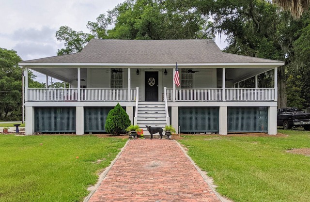 Historic "Cannon Ball" House Close to Cumberland ferry and historic down town.