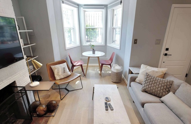 Historic Capitol Hill Flat - Sleeps 2