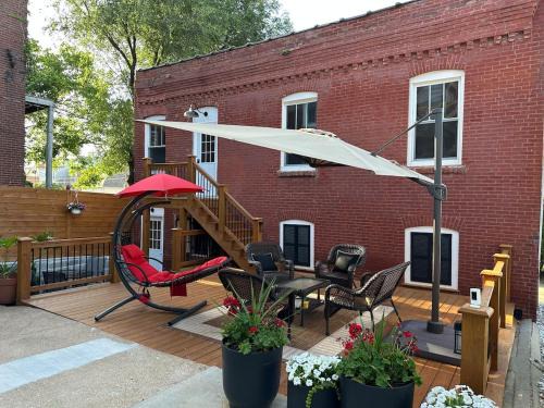 Historic Carriage House Near Attractions