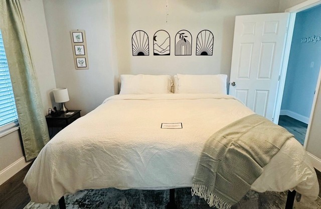 Historic Carriage House Apt - 2 BR-2BA