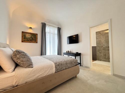 Historic Central Balcony Rooms & Apartment on Via Maqueda