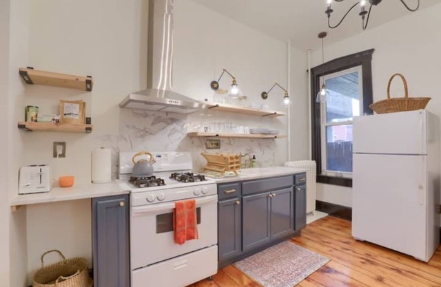 Historic charm: art-filled apartmnt centrally located in historic Lancaster city
