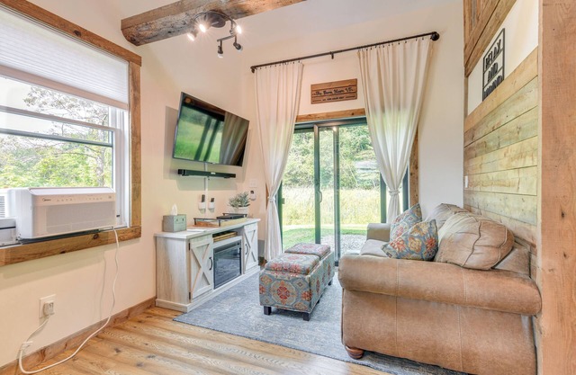 6 Mi to Stowe Mountain: Home w/ Yard!