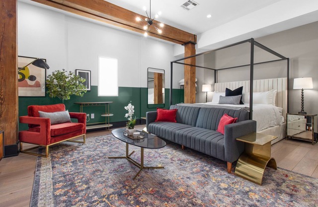 Historic Charm with Modern Luxuries – Rooftop Pool Gym Gameroom Luggage Lockers 24/7 Staff