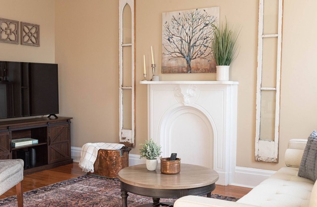 Historic & Charming 1 Bd w/ Queen Suite - Walkable on Broadway