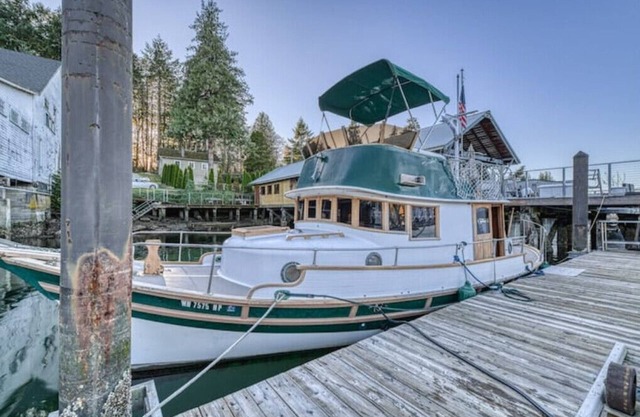 Historic Charming Boat in Downtown Harbor