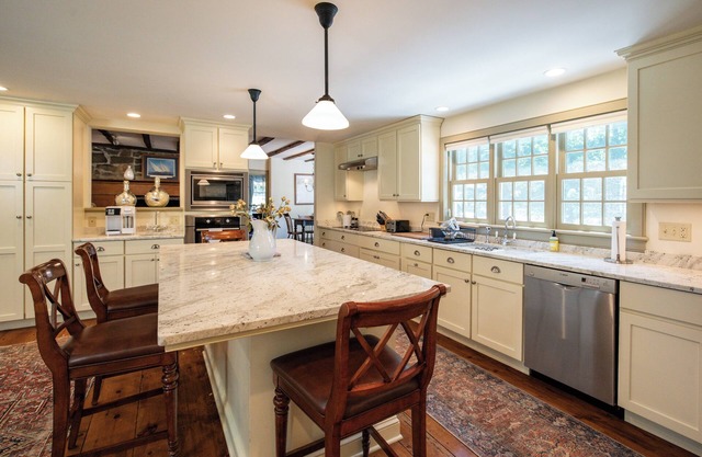 Historic Coastal Home Marsh Views Pet-Friendly
