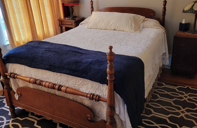 Historic cobblestone home both upstairs Apts on Lake Erie beach , WiFi sleeps 10