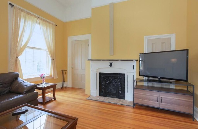 Historic Comfort Atop Downtown - The Aurora Suite