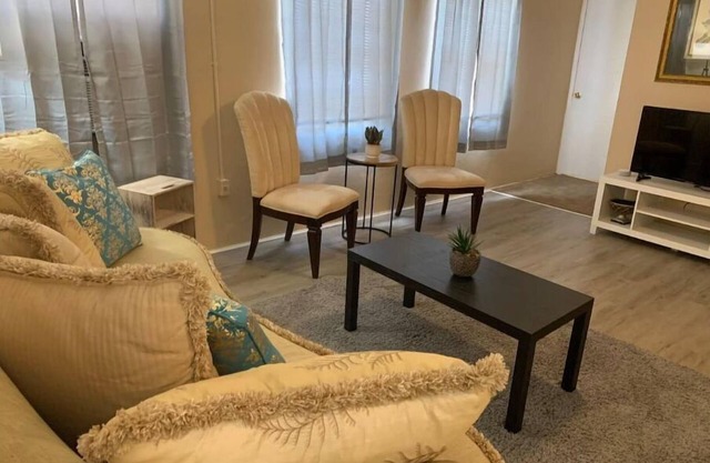 Historic Comfortable apartment (near Hospital 2nd Floor)