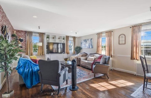 Historic Condo on King St, 2 blocks from Waterfront, Walk Score of 98 WOW!