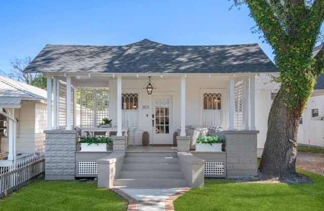 Historic Cottage in Olde Town BSL - One Block from Beach & Dining