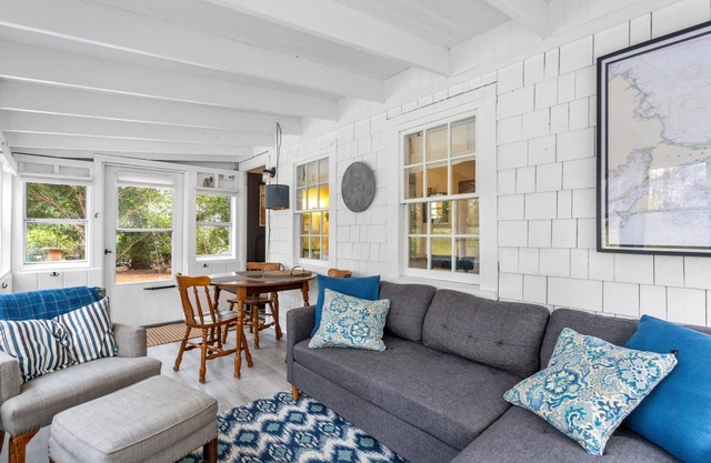 Historic Cottage on White Pond, near Downtown Chatham and beaches