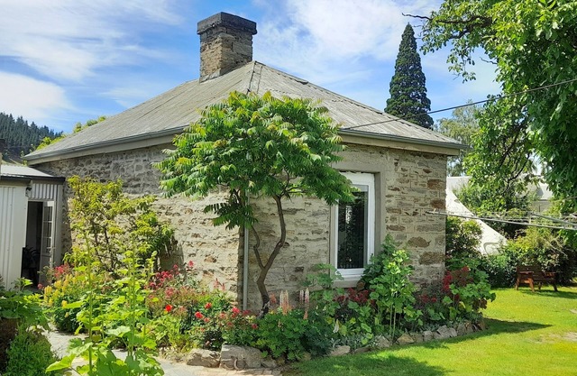 Historic cottage room w private Lounge, Cottage garden, walk to shops and cafe