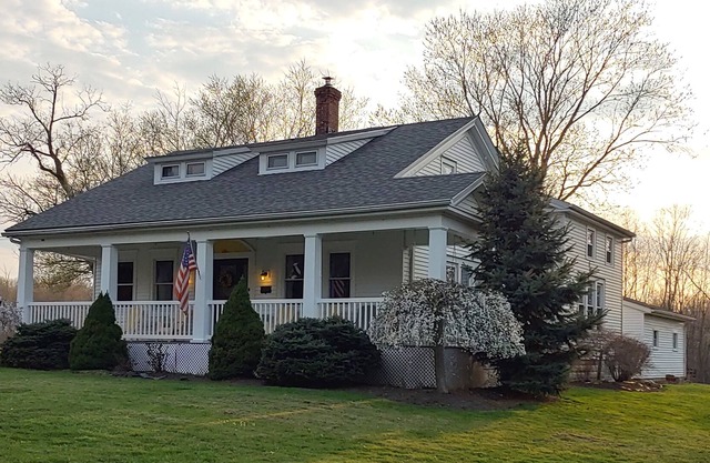 Historic country lodge with hot tub. Mins from downtown Vermilion.