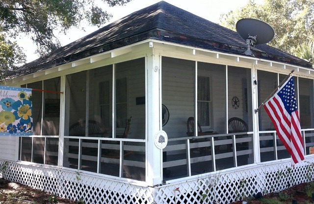historic cowboy cottage: with clawfoot tub, near shops
