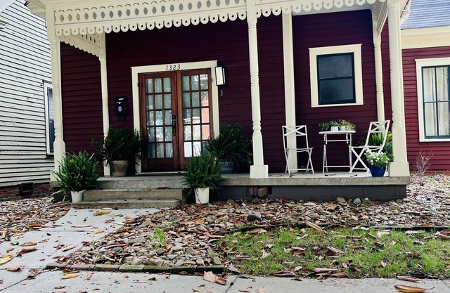 Historic Cumberland Magnolia, steps from restaurants, shopping and coffee shops.