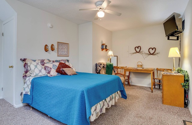 Historic Delphi Studio: Walk to Main St & Creek!