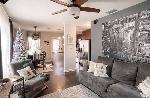 Historic District cottage near it all with dog-friendly yard & screened porch