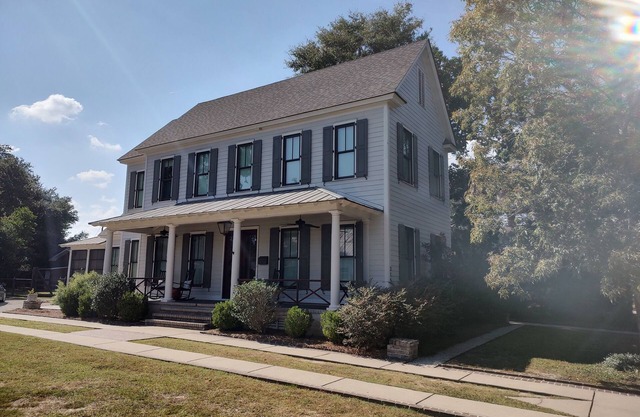 Historic District in Georgetown SC! 4 bedrooms in the heart of town!