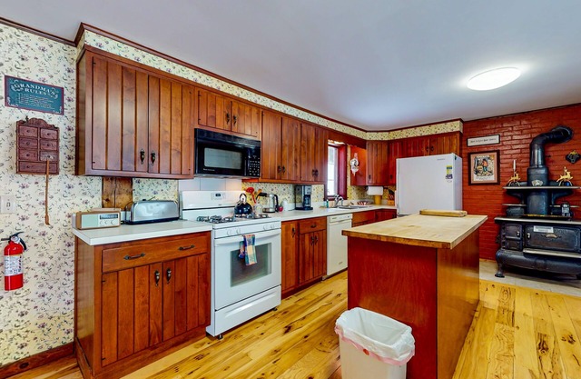 Historic dog-friendly charmer with pond & mountain views - near skiing & trails